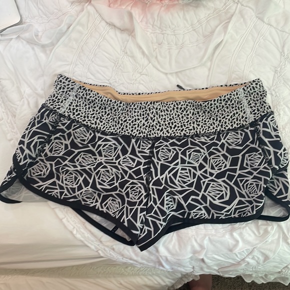 Lululemon running shorts size 6 - Picture 2 of 3